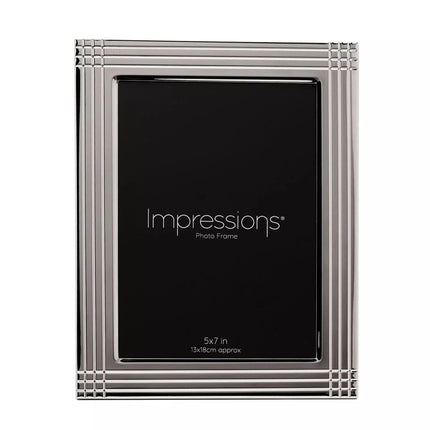 Widdop & Co. Silver Plated Photo Frame 5 x 7 Inch - Modern Metal Picture Frame - Freestanding Photo Display for Home, Office, Wedding & Family Photos